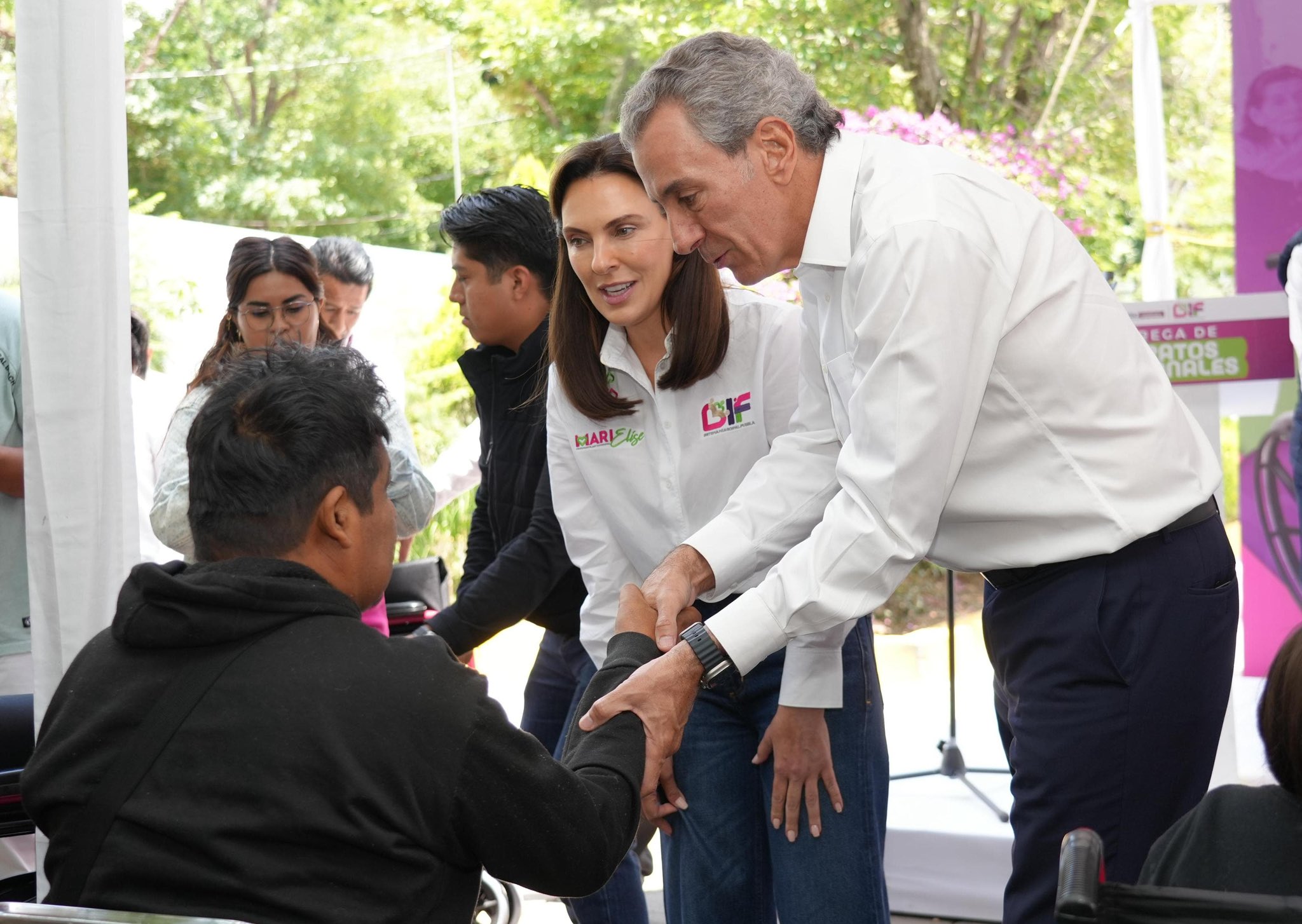 Beneficiarios reciben sillas de ruedas