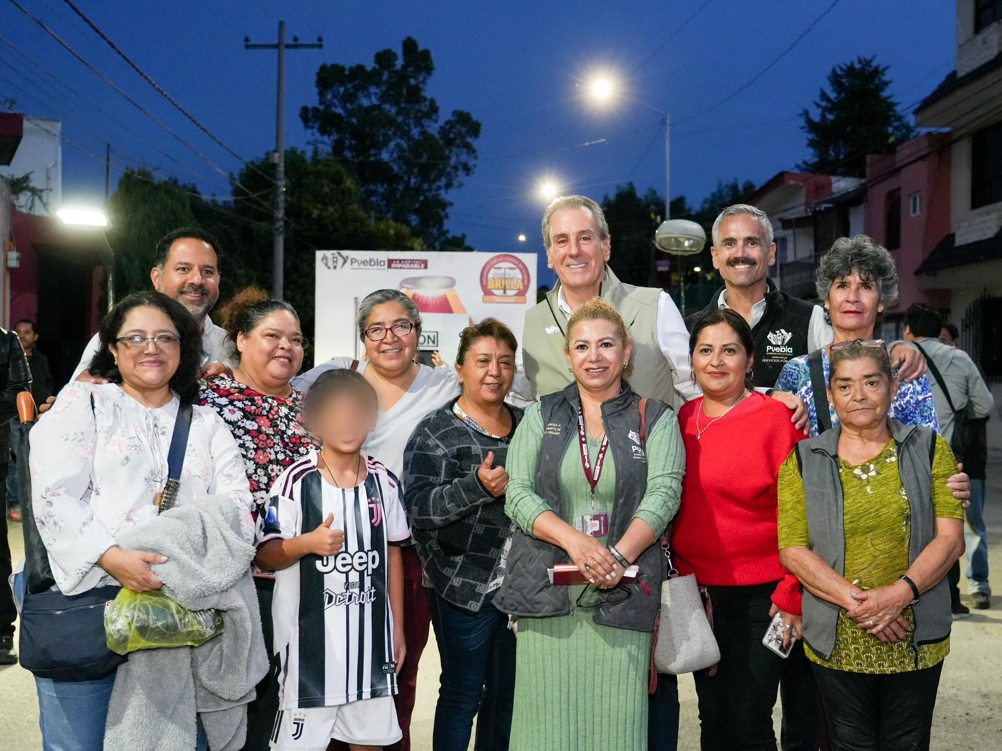 Pepe Chedraui lleva alumbrado LED a la colonia 10 de Mayo con Puebla Brilla
